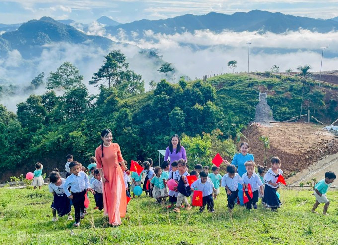 Lærere og elever ved Tak Po-skolen i Tra Tap (tidligere Quang Nam, nå Da Nang by) ved åpningsseremonien i september 2025. Foto: NTCC Cô trò điểm trường Tăk Pổ, Trà Tập (Quảng Nam cũ, nay là TP Đà Nẵng) trong lễ khai giảng, tháng 9/2025. Ảnh: NTCC