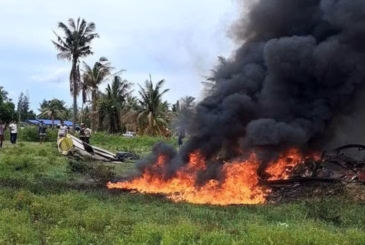 Chiếc trực thăng cảnh sát bốc cháy dữ dội sau khi rơi ở huyện Muang, tỉnh Prachuap Khiri Khan, miền trung Thái Lan vào chiều 24-5 - Ảnh chụp màn hình Bangkok Post