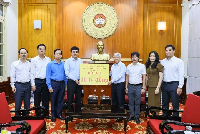 Chủ tịch Ủy ban Trung ương Mặt trận Tổ quốc Việt Nam Đỗ Văn Chiến tiếp nhận ủng hộ từ Tập đoàn Than Khoáng sản Việt Nam.Ảnh: MTTQ Việt Nam