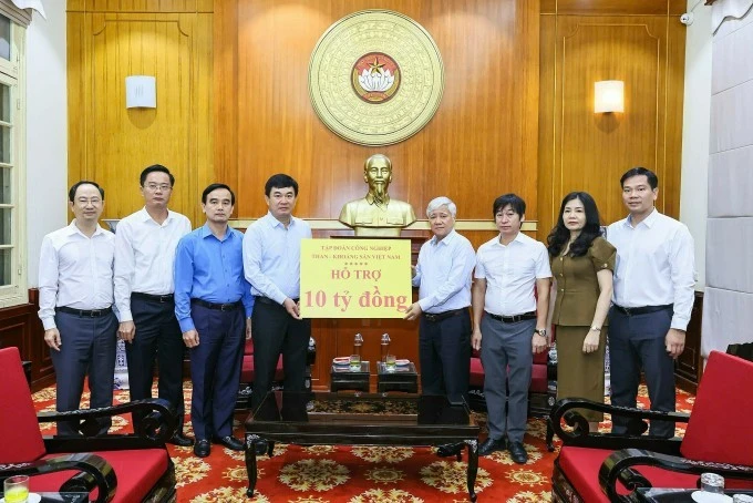 Chủ tịch Ủy ban Trung ương Mặt trận Tổ quốc Việt Nam Đỗ Văn Chiến tiếp nhận ủng hộ từ Tập đoàn Than Khoáng sản Việt Nam.Ảnh: MTTQ Việt Nam