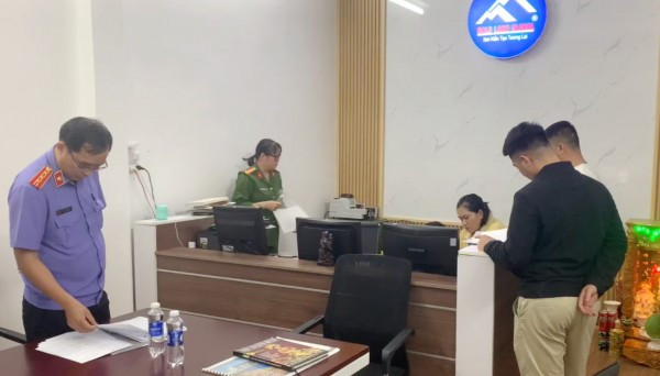 Viện KSND tỉnh Đắk Lắk tham gia cuộc khám xét tại nơi làm việc của Nguyễn Việt Phương - một trong 10 đối tượng đã bị bắt giữ.