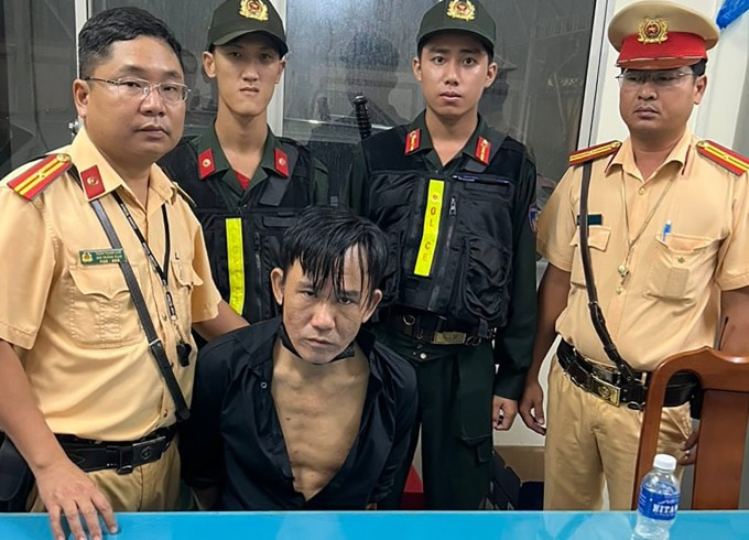 Ngô Bảo Trường (ngồi) khi bị đưa về trụ sở công an. Ảnh: Công an cung cấp Ngô Bảo Trường (ngồi) khi bị đưa về trụ sở công an. Ảnh: Công an cung cấp