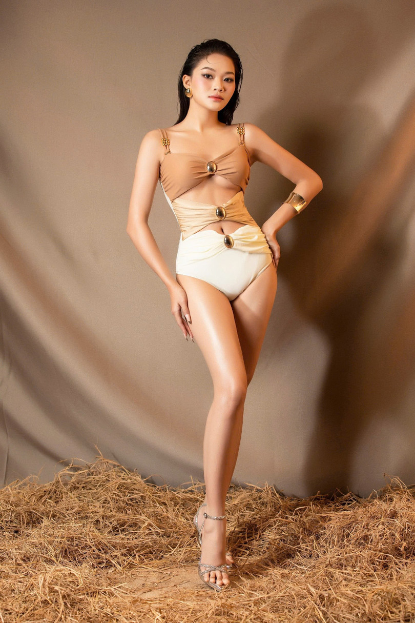 Đỗ Thái Khánh Vy (trái) và Đỗ Thanh Thảo. Theo ban tổ chức, bộ ảnh khởi động cho cuộc đua bình chọn Người đẹp hình thể được yêu thích nhất. Cô gái đạt danh hiệu này sẽ giành cơ hội tiến thẳng vào top 30 chung cuộc.