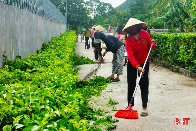 Người dân xã Kỳ Nam ra quân dọn vệ sinh, cắt tỉa hàng rào xanh. ky-nam-9229-7859-6325-1765.jpg