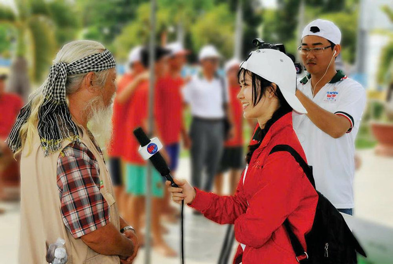 Phóng viên Báo An Giang tác nghiệp. Ảnh: H.K