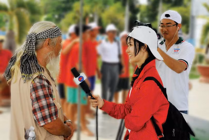 Phóng viên Báo An Giang tác nghiệp. Ảnh: H.K