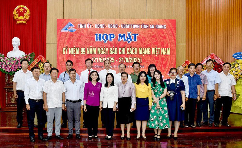 Cán bộ, phóng viên Báo An Giang chụp hình lưu niệm cùng lãnh đạo tỉnh, nhân kỷ niệm 99 năm Ngày Báo chí Cách mạng Việt Nam (21/6/1925- 21/6/2024)