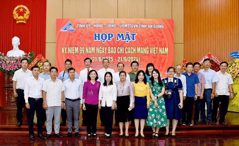 Cán bộ, phóng viên Báo An Giang chụp hình lưu niệm cùng lãnh đạo tỉnh, nhân kỷ niệm 99 năm Ngày Báo chí Cách mạng Việt Nam (21/6/1925- 21/6/2024)