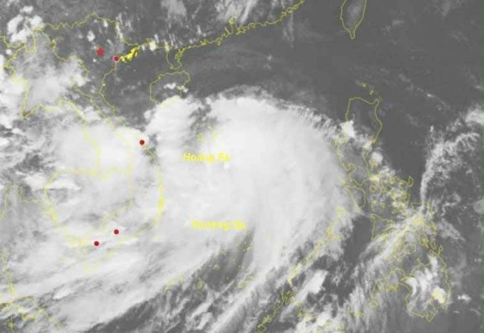 Bão Bualoi di chuyển theo hướng tây với tốc độ 30-35 km/h. Ảnh: NCHMF Bão Bualoi di chuyển theo hướng tây với tốc độ 30-35 km/h. Ảnh: NCHMF