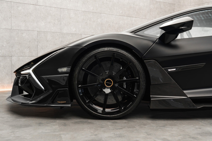 Lamborghini Revuelto Mansory Initiate được trang bị tiêu chuẩn bộ mâm FV.10 kích thước 21 inch ở cầu trước và 22 inch ở cầu sau. Khách hàng có thể cá nhân hóa màu sắc và bề mặt hoàn thiện theo ý thích.