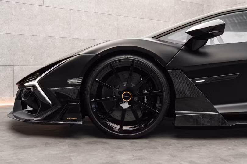 Lamborghini Revuelto Mansory Initiate được trang bị tiêu chuẩn bộ mâm FV.10 kích thước 21 inch ở cầu trước và 22 inch ở cầu sau. Khách hàng có thể cá nhân hóa màu sắc và bề mặt hoàn thiện theo ý thích.