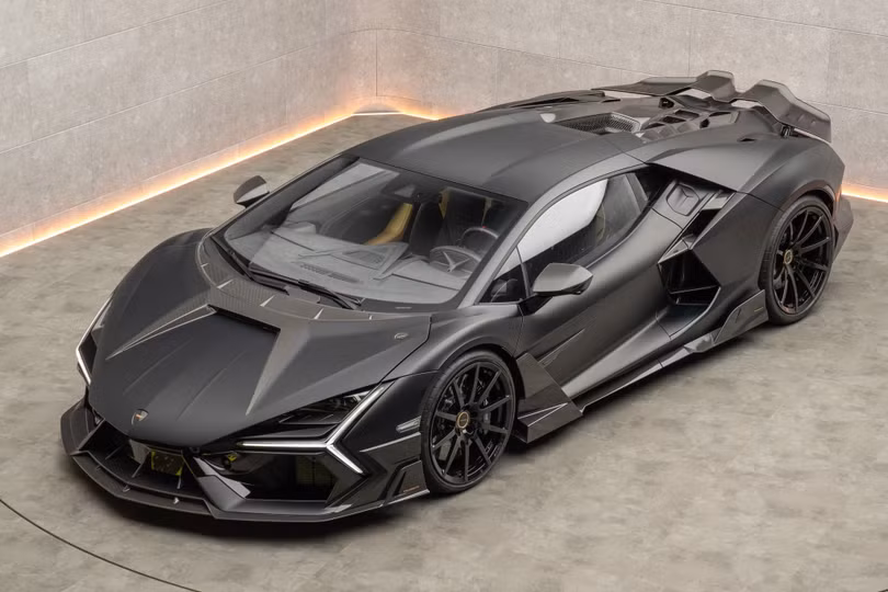 Với Revuelto Mansory Initiate, hãng độ đến từ Đức đã nâng cấp khối động cơ V12 lên công suất tối đa 880 mã lực và mô-men xoắn cực đại 760 Nm.