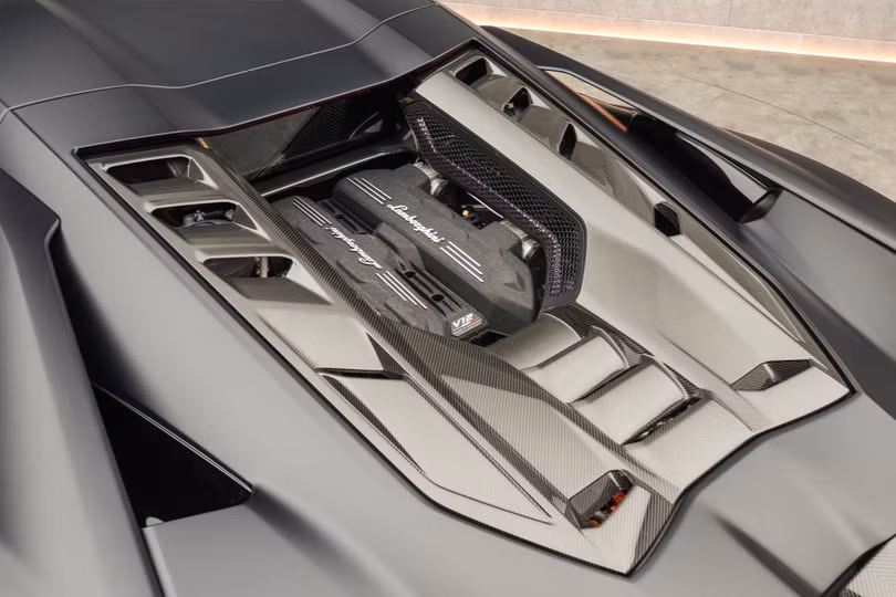 Chiếc Lamborghini Revuelto nguyên bản được trang bị động cơ hút khí tự nhiên V12 dung tích 6.5L, công suất tối đa 825 mã lực và mô-men xoắn cực đại 725 Nm.