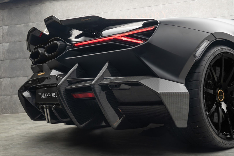 Cánh gió khí động học điều khiển điện được tinh chỉnh lại, trong khi khuếch tán gió cản sau được mở rộng, lấy cảm hứng từ mẫu siêu xe Lamborghini Centenario.