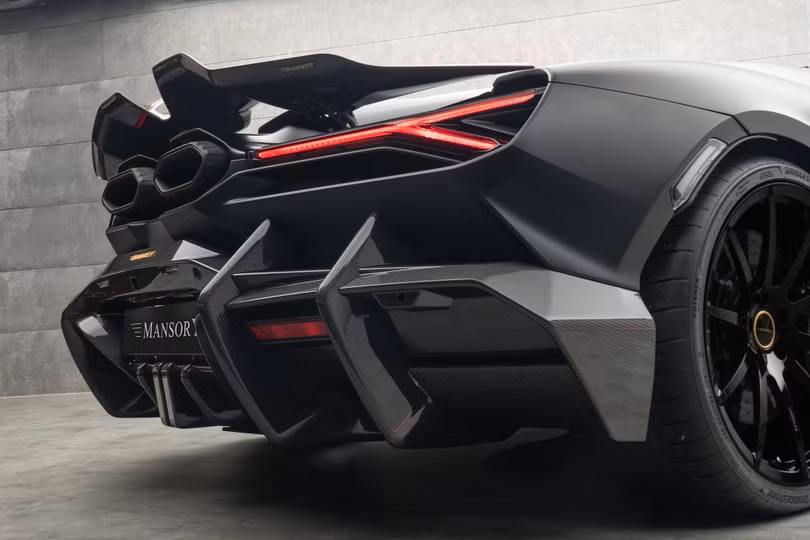 Cánh gió khí động học điều khiển điện được tinh chỉnh lại, trong khi khuếch tán gió cản sau được mở rộng, lấy cảm hứng từ mẫu siêu xe Lamborghini Centenario.