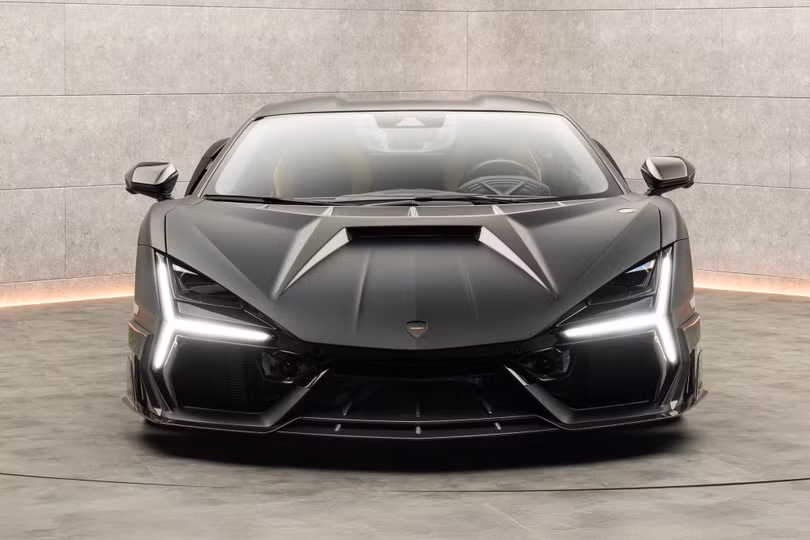 Mansory không giới hạn gói nâng cấp Initiate dành cho siêu xe này. Tại Việt Nam, Lamborghini Revuelto được phân phối chính hãng với giá từ 44 tỷ đồng.
