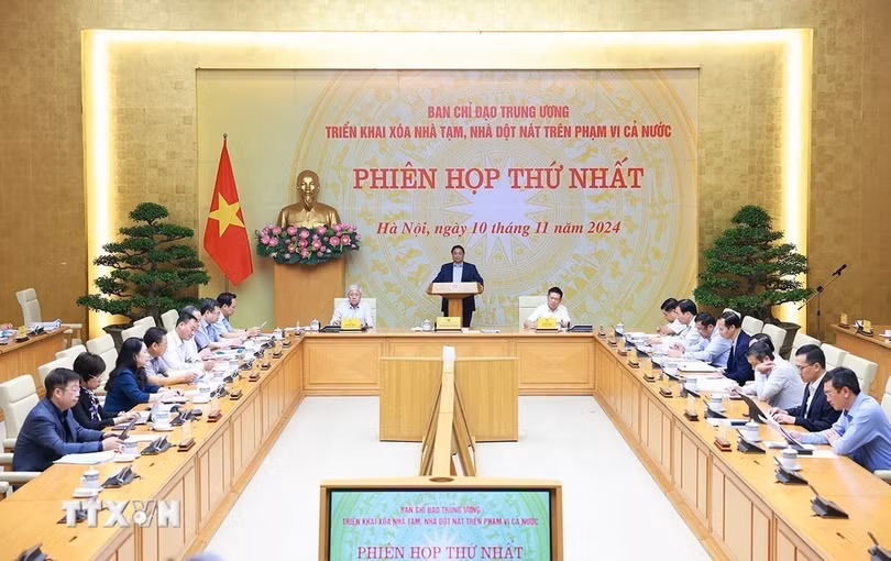 Thủ tướng Phạm Minh Chính, Trưởng Ban Chỉ đạo Trung ương triển khai xóa nhà tạm, nhà dột nát trên phạm vi cả nước, chủ trì Phiên họp lần thứ nhất của Ban Chỉ đạo. (Ảnh: Dương Giang/TTXVN)