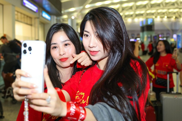 Chị gái của Duy Mạnh chụp ảnh với em gái Văn Toàn - Ảnh: NGUYỄN KHÁNH Chị gái của Duy Mạnh chụp ảnh với em gái Văn Toàn - Ảnh: NGUYỄN KHÁNH
