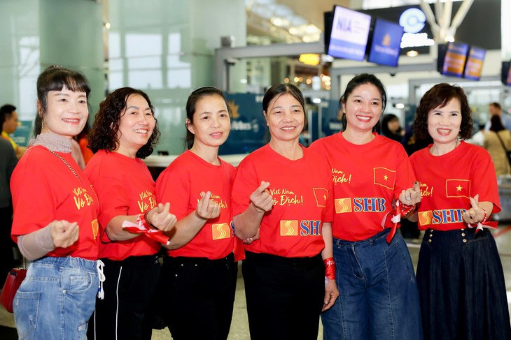 Mẹ của các tuyển thủ chụp ảnh chung trước khi bay sang Thái Lan từ sân bay quốc tế Nội Bài - Ảnh: NGUYỄN KHÁNH Mẹ của các tuyển thủ chụp ảnh chung trước khi bay sang Thái Lan từ sân bay quốc tế Nội Bài - Ảnh: NGUYỄN KHÁNH