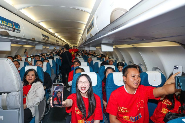 Các cổ động viên hát Quốc ca trên máy bay - Ảnh: NGUYỄN KHÁNH Các cổ động viên hát Quốc ca trên máy bay - Ảnh: NGUYỄN KHÁNH