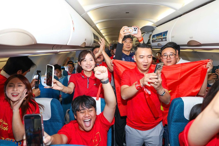 Gần 200 cổ động viên đã bay từ Hà Nội sang Thái Lan để cổ vũ cho đội tuyển Việt Nam vào sáng nay - Ảnh: NGUYỄN KHÁNH Gần 200 cổ động viên đã bay từ Hà Nội sang Thái Lan để cổ vũ cho đội tuyển Việt Nam vào sáng nay - Ảnh: NGUYỄN KHÁNH