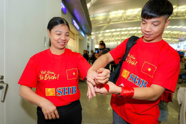 Mẹ và anh trai tuyển thủ Văn Thanh - Ảnh: NGUYỄN KHÁNH Mẹ và anh trai tuyển thủ Văn Thanh - Ảnh: NGUYỄN KHÁNH