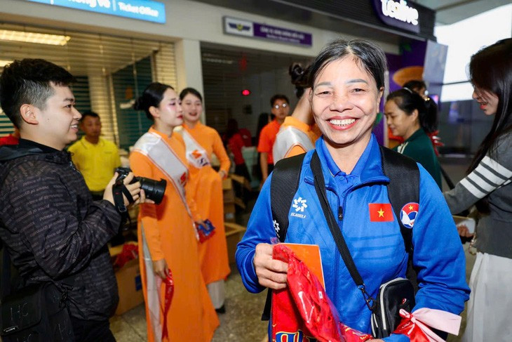 Mẹ của Văn Thanh niềm nở xuất hiện tại sân bay - Ảnh: NGUYỄN KHÁNH Mẹ của Văn Thanh niềm nở xuất hiện tại sân bay - Ảnh: NGUYỄN KHÁNH