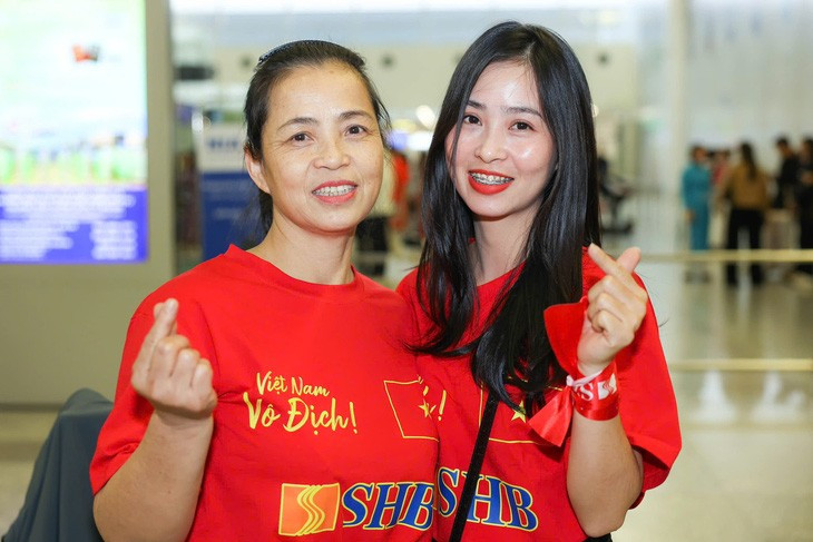Mẹ và chị gái Duy Mạnh - Ảnh: NGUYỄN KHÁNH Mẹ và chị gái Duy Mạnh - Ảnh: NGUYỄN KHÁNH