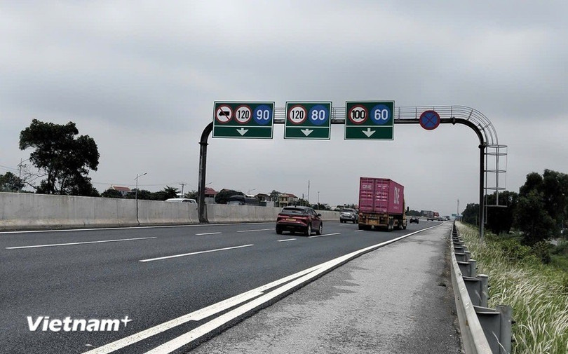 Các tài xế xe tải đều chấp hành nghiêm trong ngày đầu thí điểm phân làn, tốc độ xe đi trên cao tốc Hà Nội-Hải Phòng. (Ảnh: Việt Hùng/Vietnam+). vnp-xe-tai-lan-trong.jpg