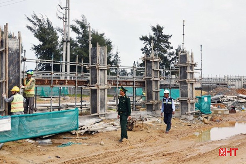 Các lực lượng cùng đồng hành, hỗ trợ nhà đầu tư trong quá trình thi công các công trình, dự án trọng điểm ở Khu kinh tế Vũng Áng. bqbht_br_11.jpg