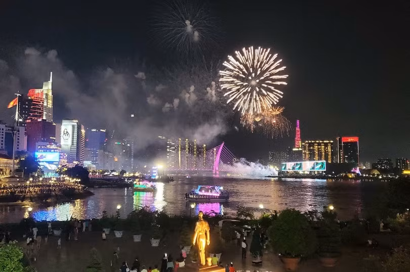 Pháo hoa rực sáng bầu trời TP Hồ Chí Minh vào tối 19/4.