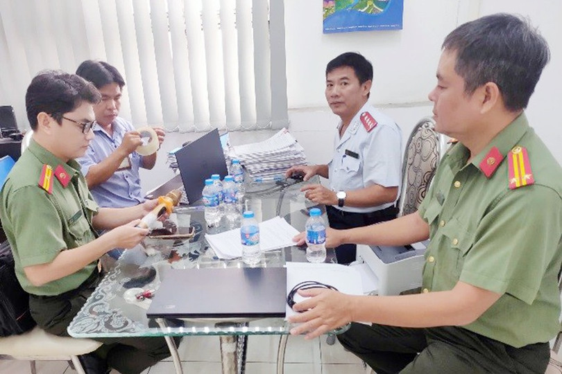 Cục Tần số vô tuyến điện phối hợp cơ quan Công an kiểm tra, xử lý vi phạm sử dụng micro không dây. mic-9319.jpg