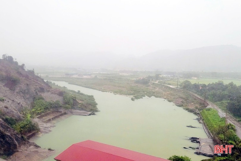 Để ứng phó với tình hình mưa lũ, Nhà máy Thủy điện Hố Hô đã chủ động xả lũ. 7.jpg