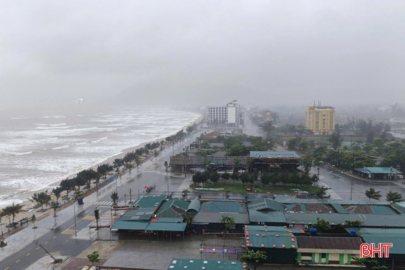 Khu vực biển Thiên Cầm xuất hiện những đợt sóng cao. bqbht_br_3c696ff5413fcb61922e.jpg
