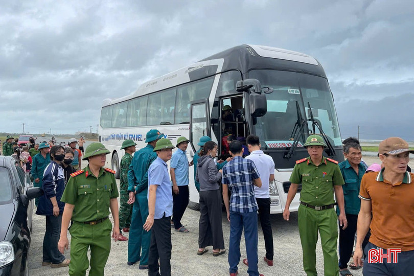 Các lực lượng tích cực triển khai công tác di dời dân. bqbht_br_3b0c19cf8901035f5a10.jpg