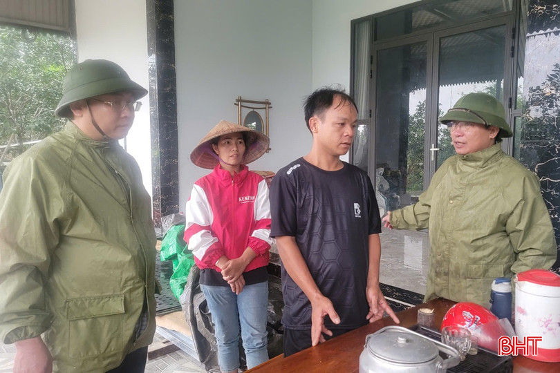 Chính quyền địa phương vận động người dân sinh sống sát đồi di chuyển đến nơi an toàn. bqbht_br_2377593002586921004.jpg