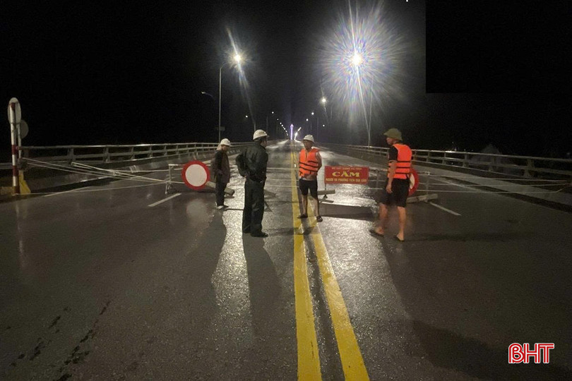 Lực lượng chức năng đã rào chắn hai đầu cầu phía Nghệ An và Hà Tĩnh. bqbht_br_7a34f6a8f97f73212a6e.jpg