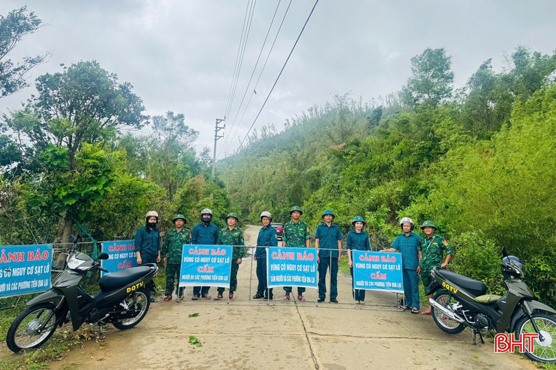 Lực lượng chức năng đặt biển cấm di chuyển trên tuyến đường quốc phòng ven biển bqbht_br_4d07de7c02b588ebd1a4.jpg