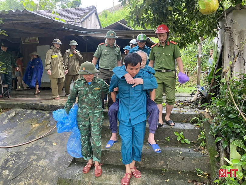 Các lực lượng quân sự, công an, dân quân xã Hương Xuân hỗ trợ di dời dân vùng trũng thấp. bqbht_br_4.jpg