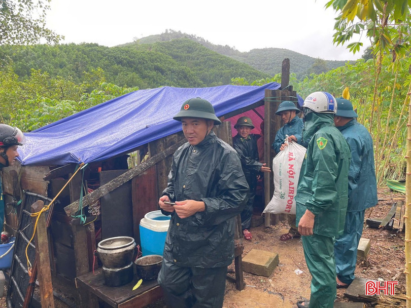Di dời các hộ đồng bào dân tộc Chứt ở Bản Rào Tre đến vị trí tập trung an toàn. bqbht_br_6.jpg