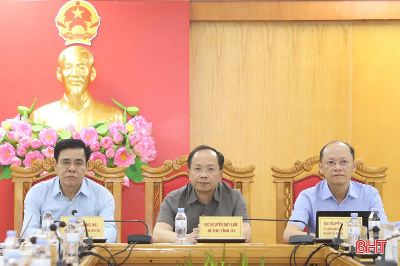 Bí thư Tỉnh ủy Nguyễn Duy Lâm, Chủ tịch UBND tỉnh Võ Trọng Hải và Phó Chủ tịch Thường trực UBND tỉnh Nguyễn Hồng Lĩnh điều hành điểm cầu Hà Tĩnh. bqbht_br_0b101fbdce7644281d67.jpg