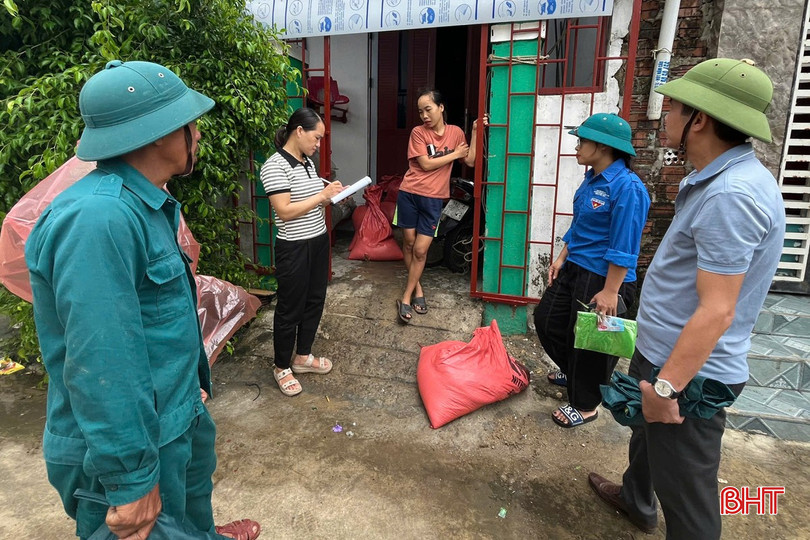 Lực lượng chức năng vận động người dân di dời đến nơi an toàn bqbht_br_28ebcffdf6347c6a2525.jpg