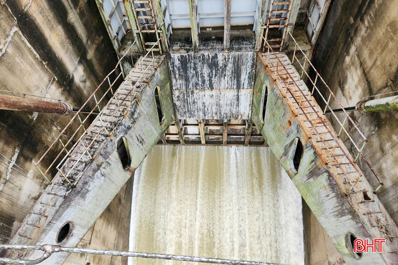 Lượng nước đổ về hồ 395m3/s. bqbht_br_2167241161763024300.jpg