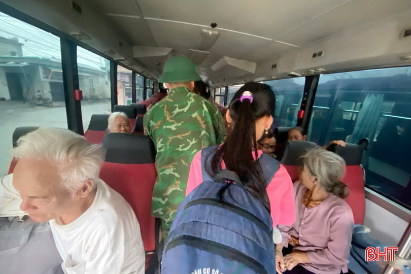 Trước dự bão bão đổ bộ trực tiếp vào Hà Tĩnh, bà con vùng xung yếu chấp hành nghiêm chủ trương di dời của chính quyền địa phương. bqbht_br_1775676193405096559.jpg