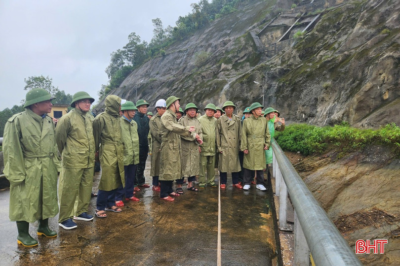 Phó Chủ tịch UBND tỉnh Dương Tất Thắng kiểm tra, chỉ đạo công tác ứng phó mưa bão tại Nhà máy Thủy điện Hố Hô. bqbht_br_acf10a2944e0cebe97f1.jpg