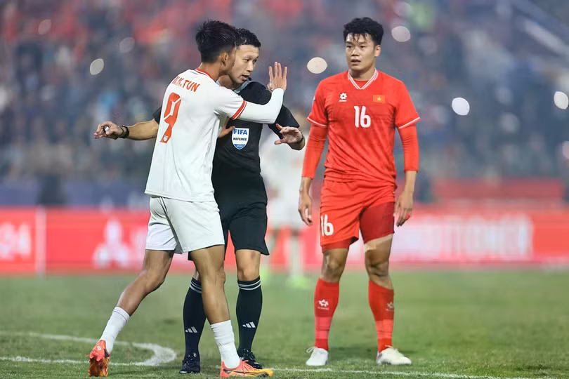 HLV Kim Sang-sik, Tiến Linh tiếc nuối với cơ hội bị bỏ lỡ. Ảnh: Bảo Ngọc, Anh Tiến.