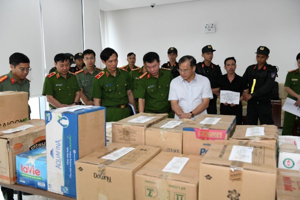 Thượng tướng Nguyễn Văn Long, Thứ trưởng, Thủ trưởng Cơ quan CSĐT Bộ Công an (áo trắng) kiểm tra số ma túy thu giữ.