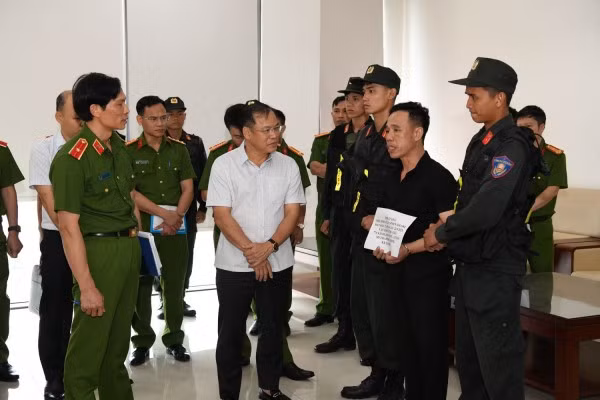 Thứ trưởng Nguyễn Văn Long trực tiếp đấu tranh với đối tượng Chu Anh Tuấn trong đường dây ma túy xuyên quốc gia.