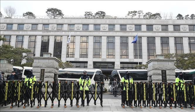 Cảnh sát gác bên ngoài Tòa án Hiến pháp ở Seoul, Hàn Quốc, nơi diễn ra phiên luận tội Tổng thống Yoon Suk Yeol, ngày 25/2/2025. Ảnh: THX/TTXVN Cảnh sát gác bên ngoài Tòa án Hiến pháp ở Seoul, Hàn Quốc, nơi diễn ra phiên luận tội Tổng thống Yoon Suk Yeol, ngày 25/2/2025. Ảnh: THX/TTXVN