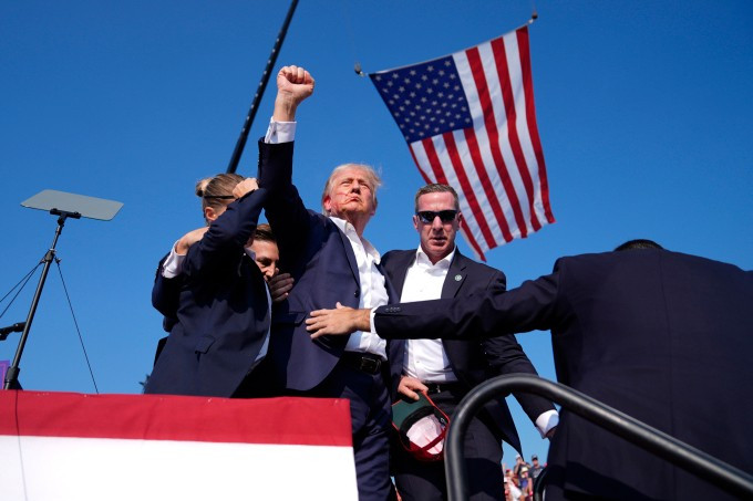 Ông Trump giơ nắm tay sau khi bị ám sát hụt tại Butler, bang Pennsylvania, ngày 13/7/2024. Ảnh: AP Ông Trump giơ nắm tay sau khi bị ám sát hụt tại Butler, bang Pennsylvania, ngày 13/7/2024. Ảnh: AP
